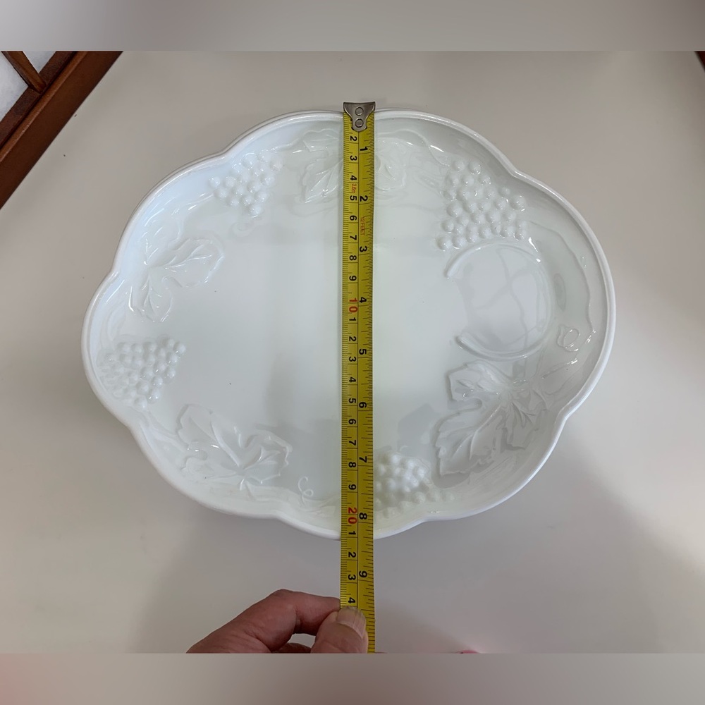 Vintage White Milk Glass 4 Luncheon Plates. Harvest Grape Design. No cups. - Picture 3 of 5